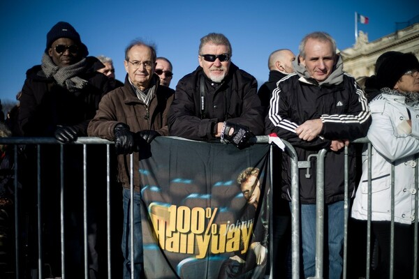 Η «ροκ» κηδεία του θρυλικού Τζόνι Χαλιντέι στο Παρίσι - Χιλιάδες κόσμου στο τελευταίο αντίο