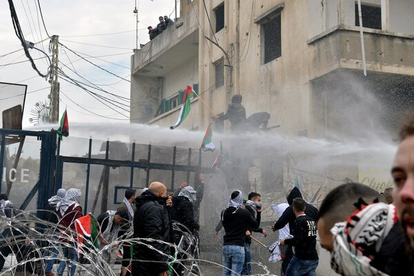 Δακρυγόνα και αντλίες νερού εναντίον διαδηλωτών κοντά στην αμερικανική πρεσβεία στoν Λίβανο