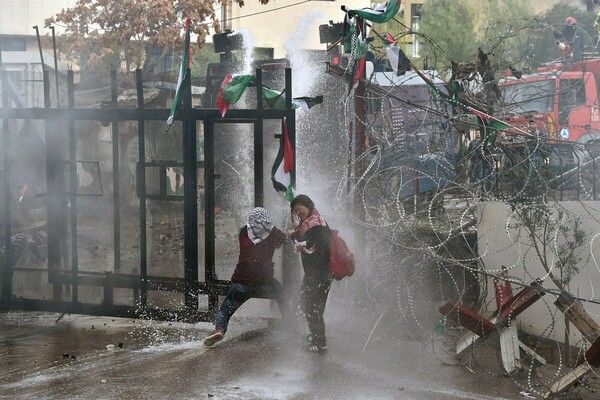 Δακρυγόνα και αντλίες νερού εναντίον διαδηλωτών κοντά στην αμερικανική πρεσβεία στoν Λίβανο