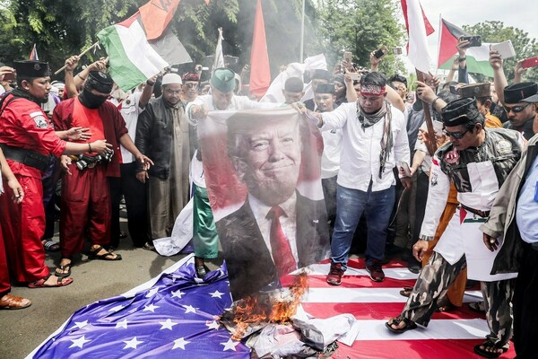 Συνεχίζονται οι εντάσεις: Μουσουλμάνοι έκαψαν φωτογραφίες του Τραμπ στην Ινδονησία