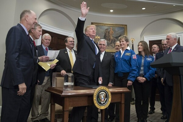 Ο Τραμπ υπόσχεται να στείλει αστροναύτες στη Σελήνη και στον Άρη