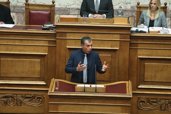 Θεοδωράκης προς βουλευτές ΣΥΡΙΖΑ: Μέχρι πότε θα ανέχεστε τον Καμμένο