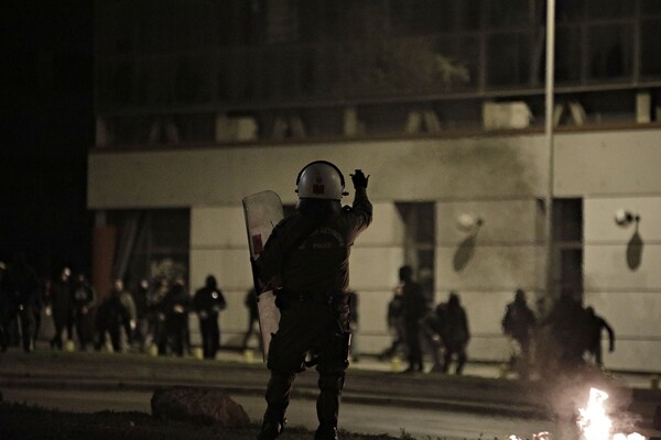 Φωτογραφίες από τα σοβαρά επεισόδια στο ΑΠΘ στη Θεσσαλονίκη