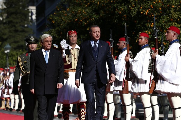 Οργισμένη ανακοίνωση της ΝΔ για την επίσκεψη του Ερντογάν