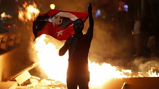Γιατί πραγματικά καίγεται η Τουρκία