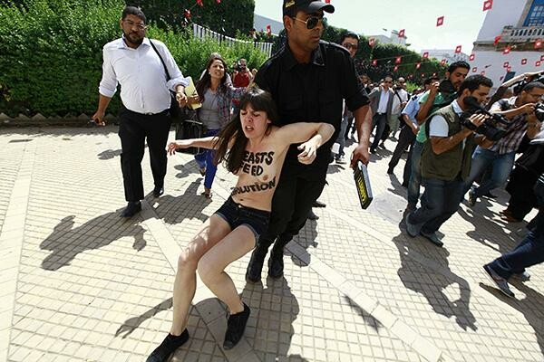 Tρεις γυμνόστηθες ακτιβίστριες της Femen συνελήφθησαν στην Τυνησία