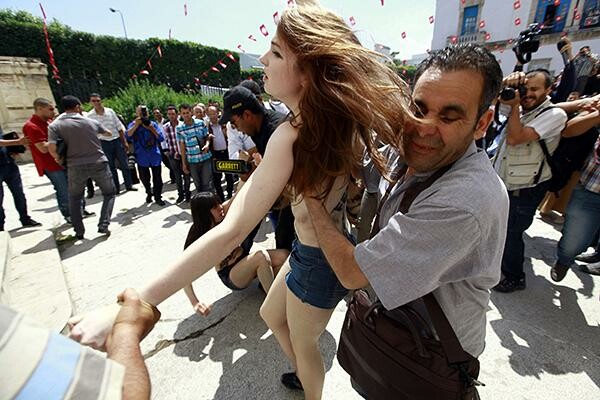 Tρεις γυμνόστηθες ακτιβίστριες της Femen συνελήφθησαν στην Τυνησία