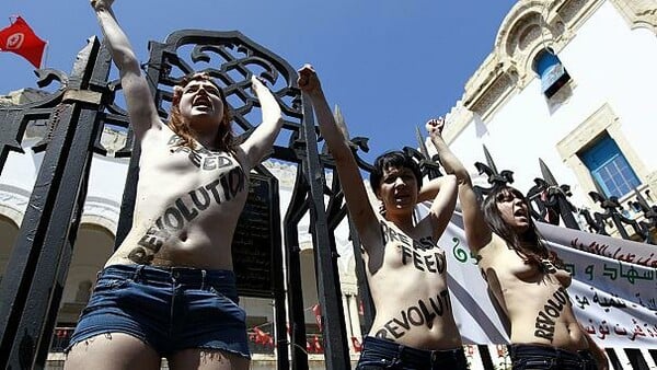 Tρεις γυμνόστηθες ακτιβίστριες της Femen συνελήφθησαν στην Τυνησία