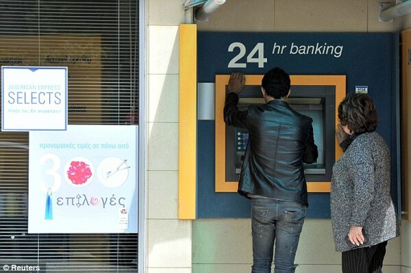 Daily Mail: Τα ATM αδειάζουν σε όλη την Κύπρο