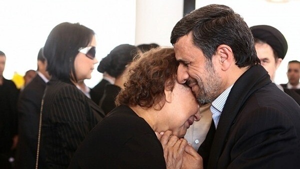 Αμάρτησε ο ο Αχμαντινετζάντ επειδή αγκάλιασε τη μητέρα του Τσάβες