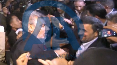 Σύρος προσπάθησε να χτυπήσει με παπούτσι τον Αχμαντινετζάντ