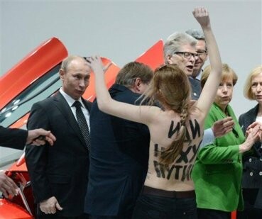 «Βγήκαν από τα ρούχα τους» κατά του Πούτιν στη Γερμανία