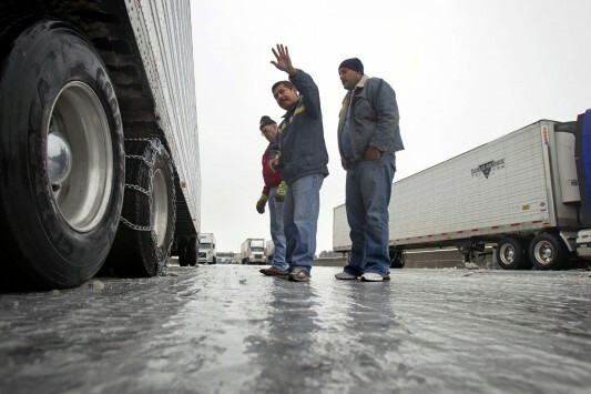 Απέκλεισαν τα σύνορα με τα φορτηγά τους οι επαγγελματίες οδηγοί της Βουλγαρίας