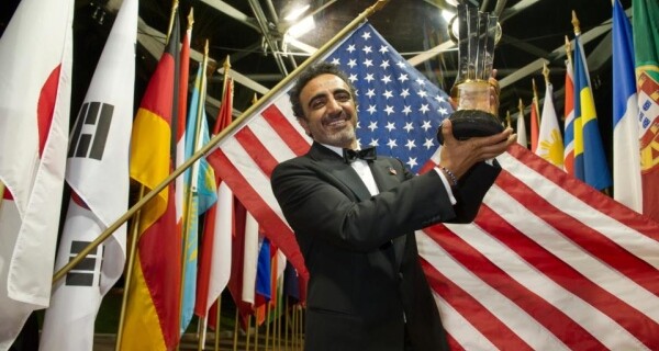 Τούρκος μετανάστης βραβεύεται ως Επιχειρηματίας της Χρονιάς στις ΗΠΑ, πουλώντας στραγγιστό γιαούρτι
