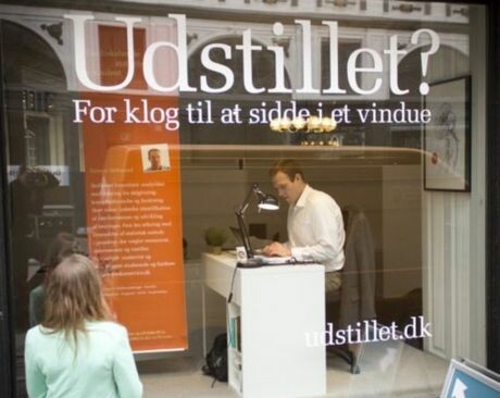 Δανία: Άνεργοι εκτίθενται σε βιτρίνα για να βρουν δουλειά