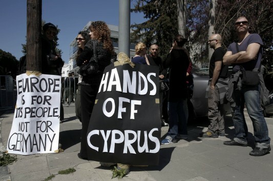 Βούλιαξε το ευρώ από το όχι της Κύπρου