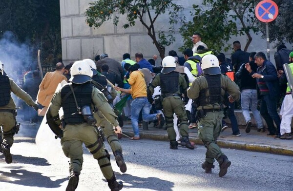 Ξύλο μεταξύ Πακιστανών και οπαδών του ΠΑΟΚ στο κέντρο της Αθήνας - ΒΙΝΤΕΟ