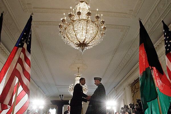 Ν.Υ. Τimes: Εκατομμύρια δολάρια έστελνε σε σακούλες η CIA στον Καρζάι