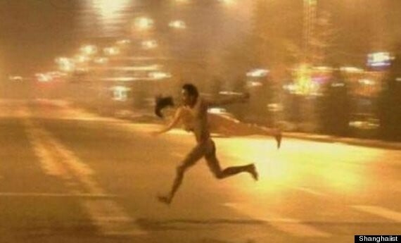 Ένας γυμνός άνδρας, μια φουσκωτή κούκλα και μια γυναίκα