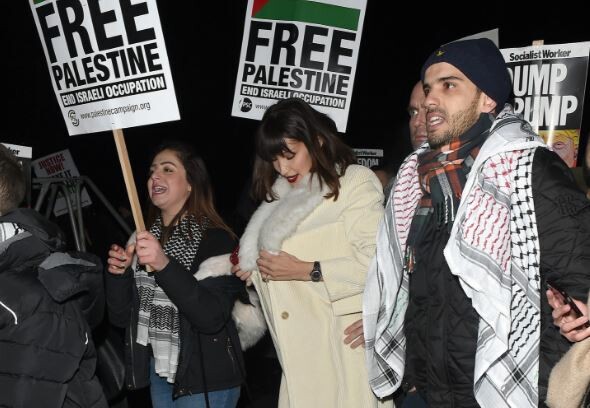 Η Bella Hadid διαδηλώνει μαζί με Παλαιστίνιους κατά της απόφασης Τραμπ για την Ιερουσαλήμ