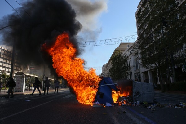 Μολότοφ και οδοφράγματα στα Προπύλαια στην πορεία για τον Γρηγορόπουλο