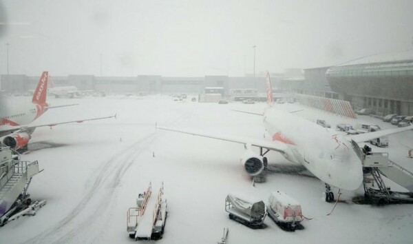 Εκατοντάδες πτήσεις καθηλώθηκαν στη Γερμανία λόγω χιονιά