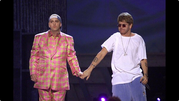 Ο Eminem έχει στείλει διαμαντένια sex toys στον Elton John