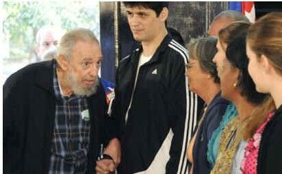 Την πρώτη του δημόσια εμφάνιση μετά από τρία χρόνια έκανε ο Φ.Κάστρο