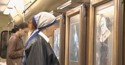Μετέτρεψαν τα βαγόνια του μετρό σε γκαλερί στη Μόσχα