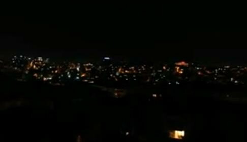 Χιλιάδες Τούρκοι αναβόσβηναν τα φώτα των σπιτιών τους ως ένδειξη συμπαράστασης