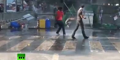 Όχημα της τουρκικής αστυνομίας παρασύρει διαδηλωτή