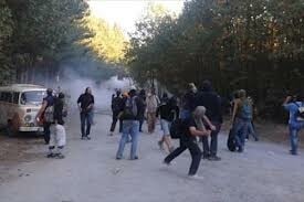 Σκουριές: «Μας πετάνε καρφιά και πέτρες με σφεντόνες», καταγγέλλουν αστυνομικοί