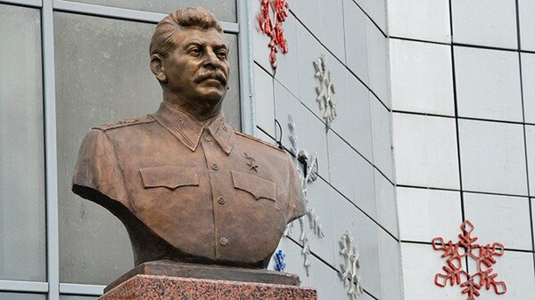 Κάπου, στήνουν ακόμη αγάλματα του Στάλιν