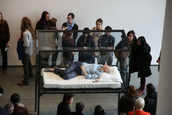 H Τίλντα Σουίντον, κοιμισμένο έκθεμα του μουσείου MoMA