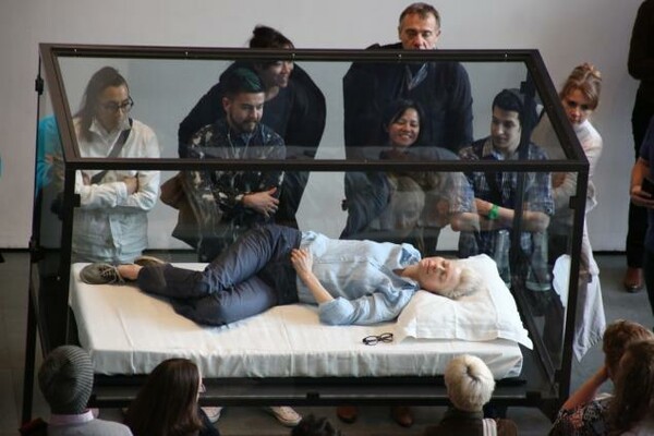 H Τίλντα Σουίντον, κοιμισμένο έκθεμα του μουσείου MoMA