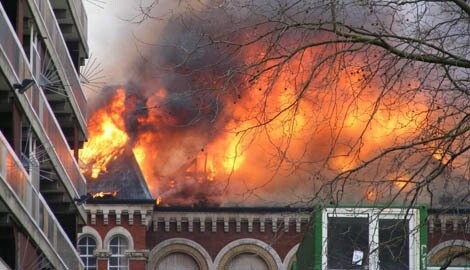 Στις φλόγες τυλίχτηκε μουσείο 107 ετών