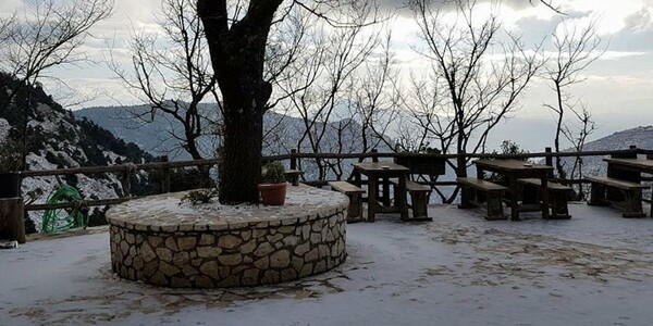 Χιόνια στην Πάρνηθα - Το «έστρωσε» στο καταφύγιο Μπάφι