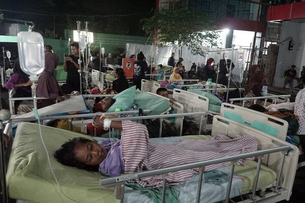Ινδονησία: Δύο νεκροί από τα 6,5 Ρίχτερ - Πάνω από 100 κτίρια κατέρρευσαν