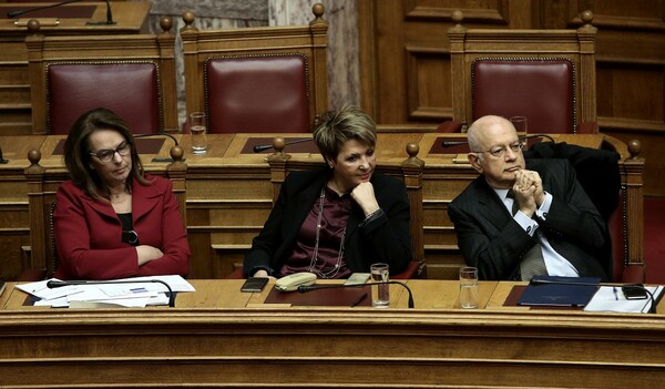 Επίθεση κυβέρνησης σε Μητσοτάκη: Βλέπει το Δημόσιο σαν «φιλέτο προς πώληση»