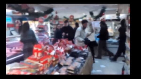 Βίντεο: Ο Ρουβίκωνας «εισέβαλε» σε σούπερ μάρκετ στα Πετράλωνα