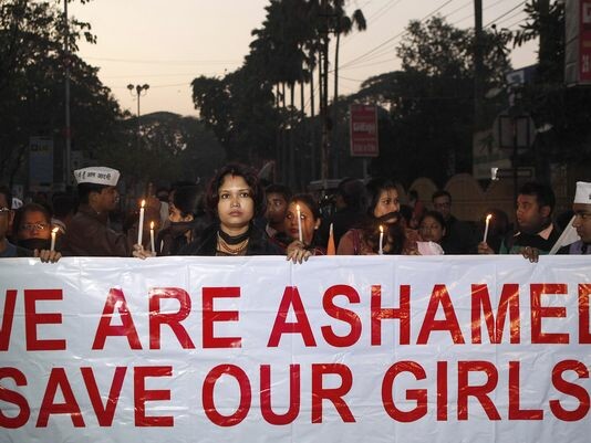 3 άνδρες βίασαν 13χρονο κορίτσι στην Ινδία και του έβαλαν φωτιά