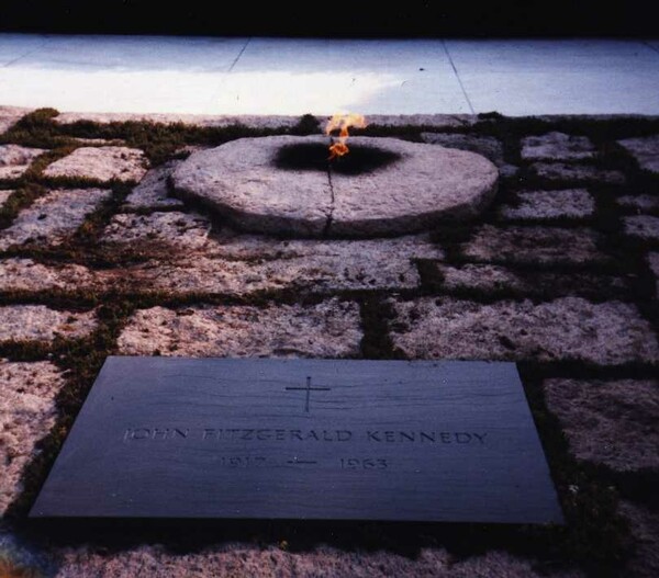 Επίσκεψη στον τάφο του Τζον Φ. Κένεντι από τον Ομπάμα και το ζεύγος Κλίντον