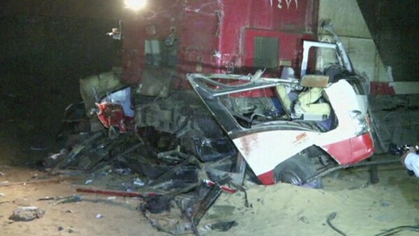24 νεκροί σε σύγκρουση τρένου με δυο οχήματα στην Αίγυπτο
