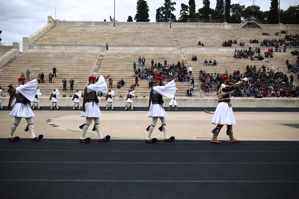 Η εντυπωσιακή τελετή παράδοσης της Ιερής Φλόγας των Χειμερινών Ολυμπιακών Αγώνων στο Καλλιμάρμαρο