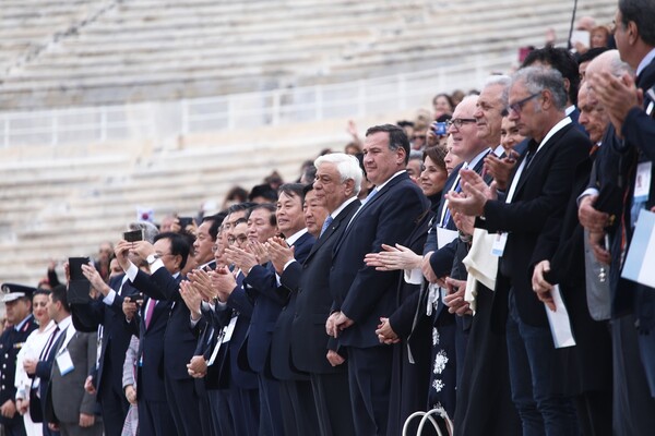 Η εντυπωσιακή τελετή παράδοσης της Ιερής Φλόγας των Χειμερινών Ολυμπιακών Αγώνων στο Καλλιμάρμαρο