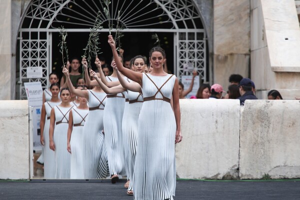 Η εντυπωσιακή τελετή παράδοσης της Ιερής Φλόγας των Χειμερινών Ολυμπιακών Αγώνων στο Καλλιμάρμαρο