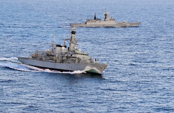 To Λονδίνο ανησυχεί για τις ύποπτες κινήσεις ρωσικών πολεμικών πλοίων στη Βόρεια Θάλασσα
