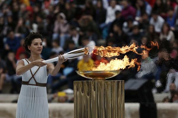 Η εντυπωσιακή τελετή παράδοσης της Ιερής Φλόγας των Χειμερινών Ολυμπιακών Αγώνων στο Καλλιμάρμαρο