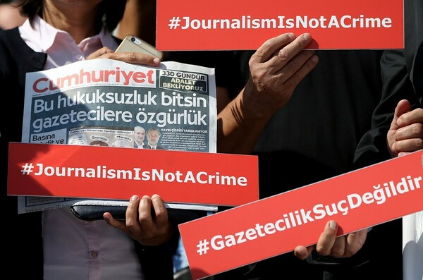 Τουρκία: Ένταση στη δίκη των στελεχών της εφημερίδας Cumhuriyet