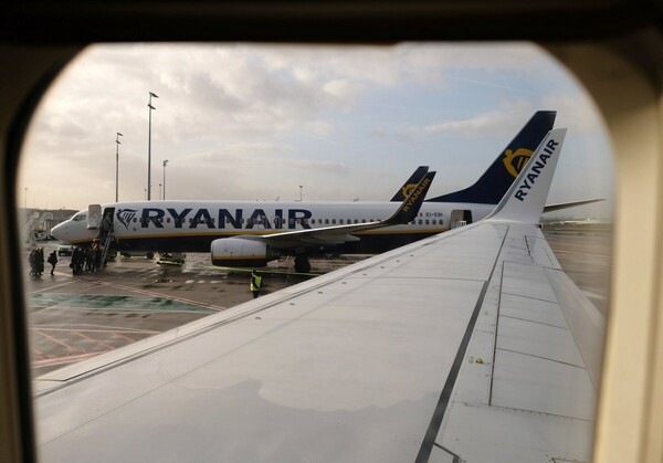 Επιβάτης της Ryanair βαρέθηκε να περιμένει την αποβίβαση και αποφάσισε να βγει από την έξοδο κινδύνου